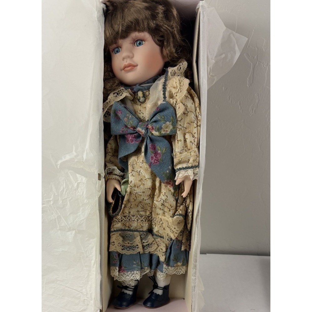 VTG Pamela collection porcelain doll -‎ Hailey, in dress, brunette, IN BOX